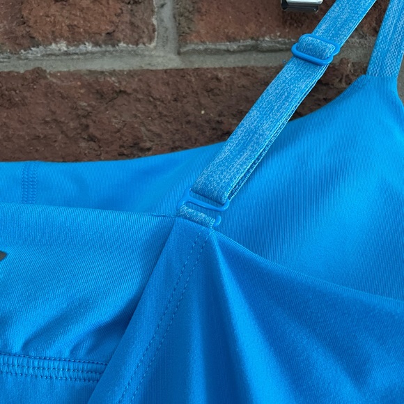 Under Armour built in bra workout tank top - Picture 2 of 4